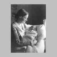 011-0091  Januar 1937. Mutti Marie-Erika mit ihrem Eckhard..jpg